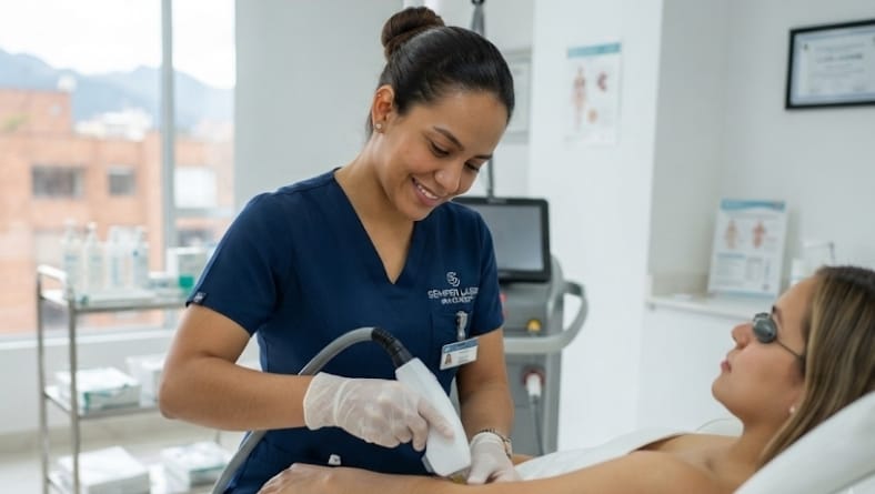 AUXILIAR DE ENFERMERÍA CON ÉNFASIS EN MEDICINA ESTÉTICA ​Semper Láser Centers y SKN Concept